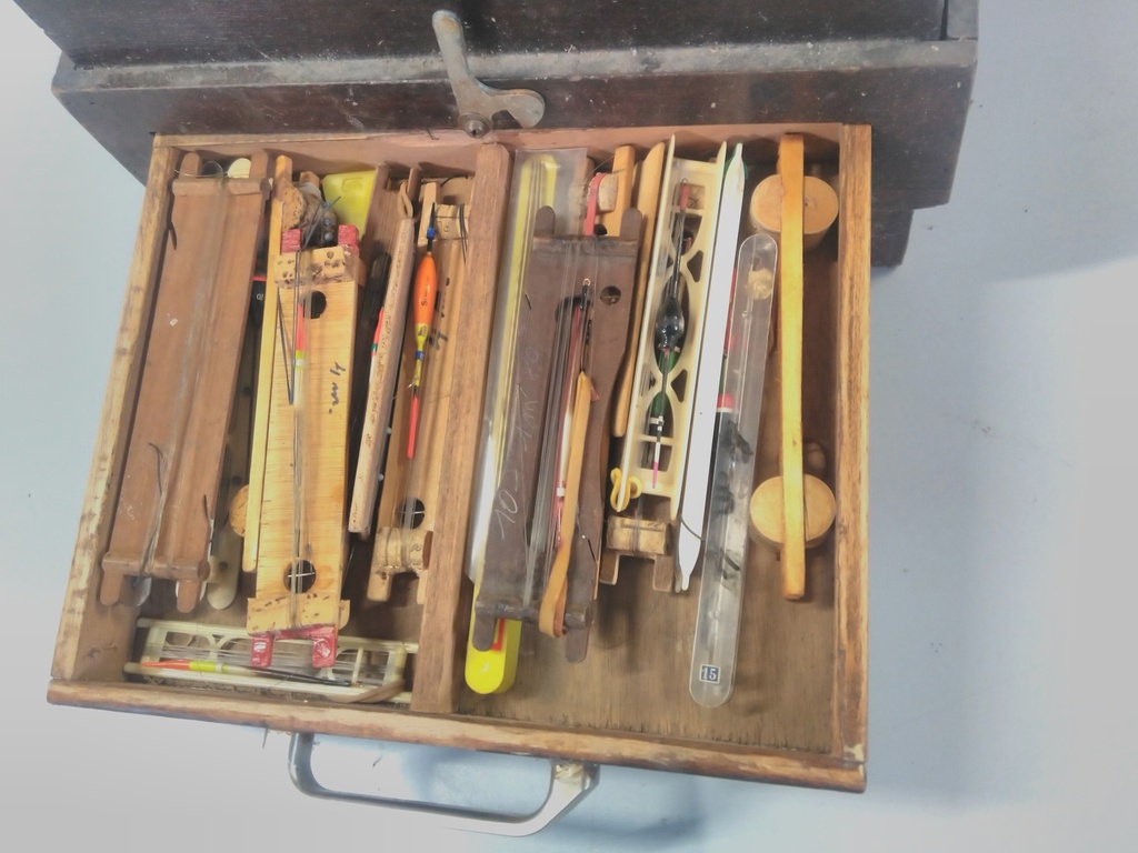 Boite de pêcheur en bois pleine
