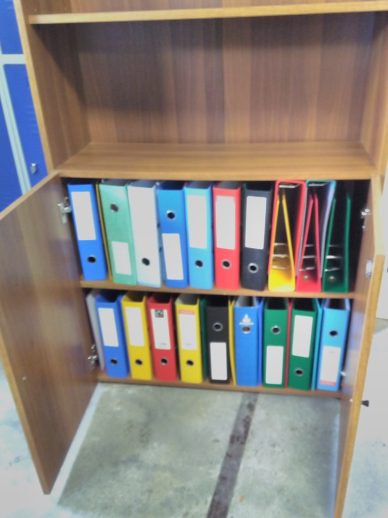 Etagère mélaminée marron 2 portes