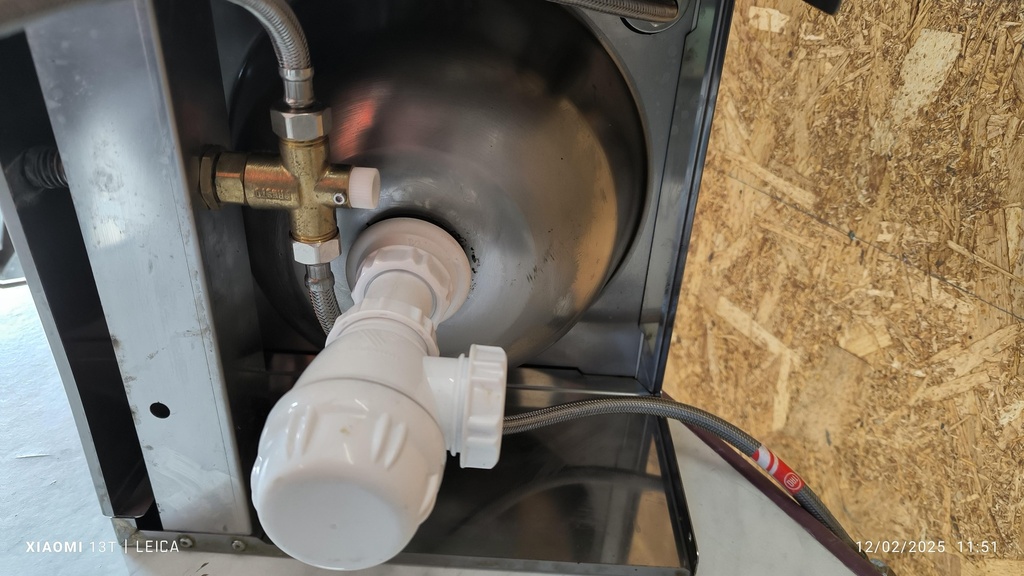 Lave mains commande "fémorale"