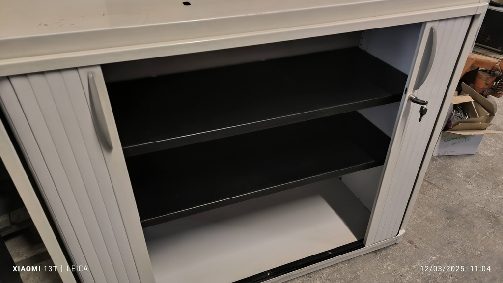 Armoire basse à rideaux