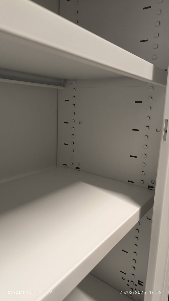 Armoire basse 347 à rideaux