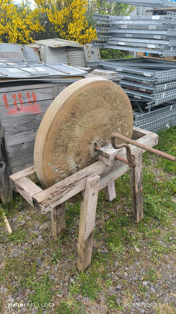 Meule à manivelle vintage