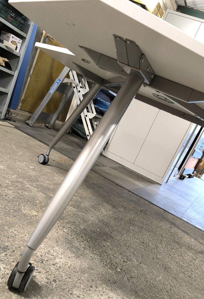 Table "Trixagon / Kinnarps"