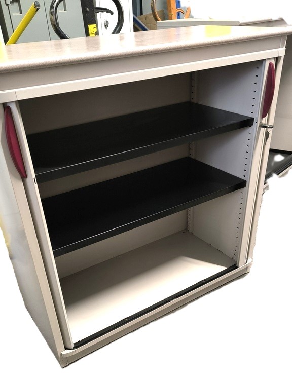 Armoire basse 418 à rideaux