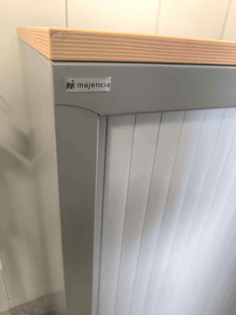 Armoire basse 439 à rideaux