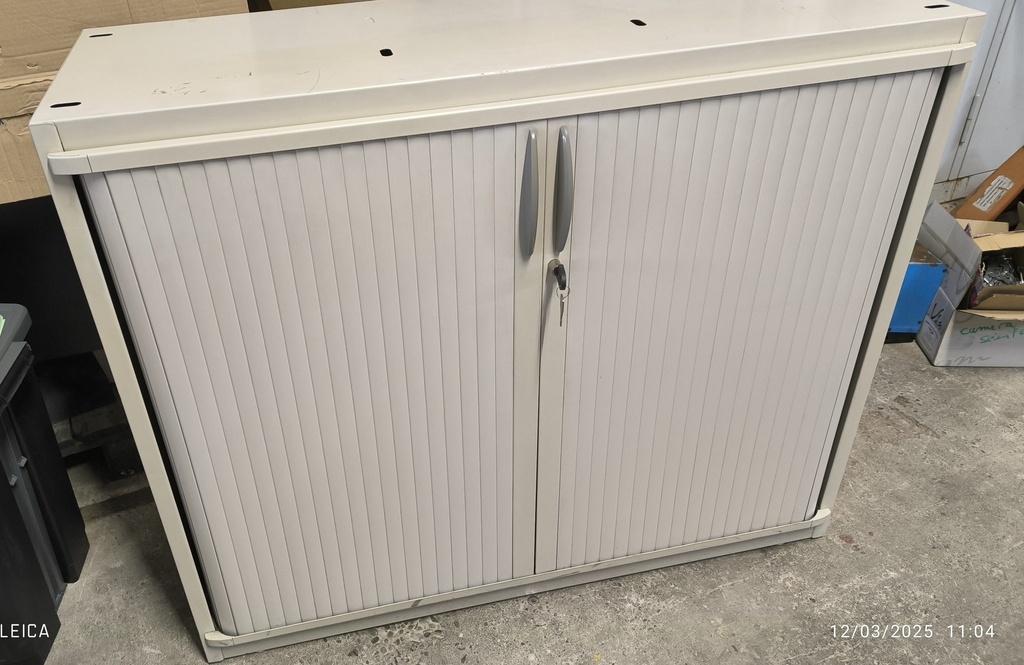 Armoire basse 343  à rideaux