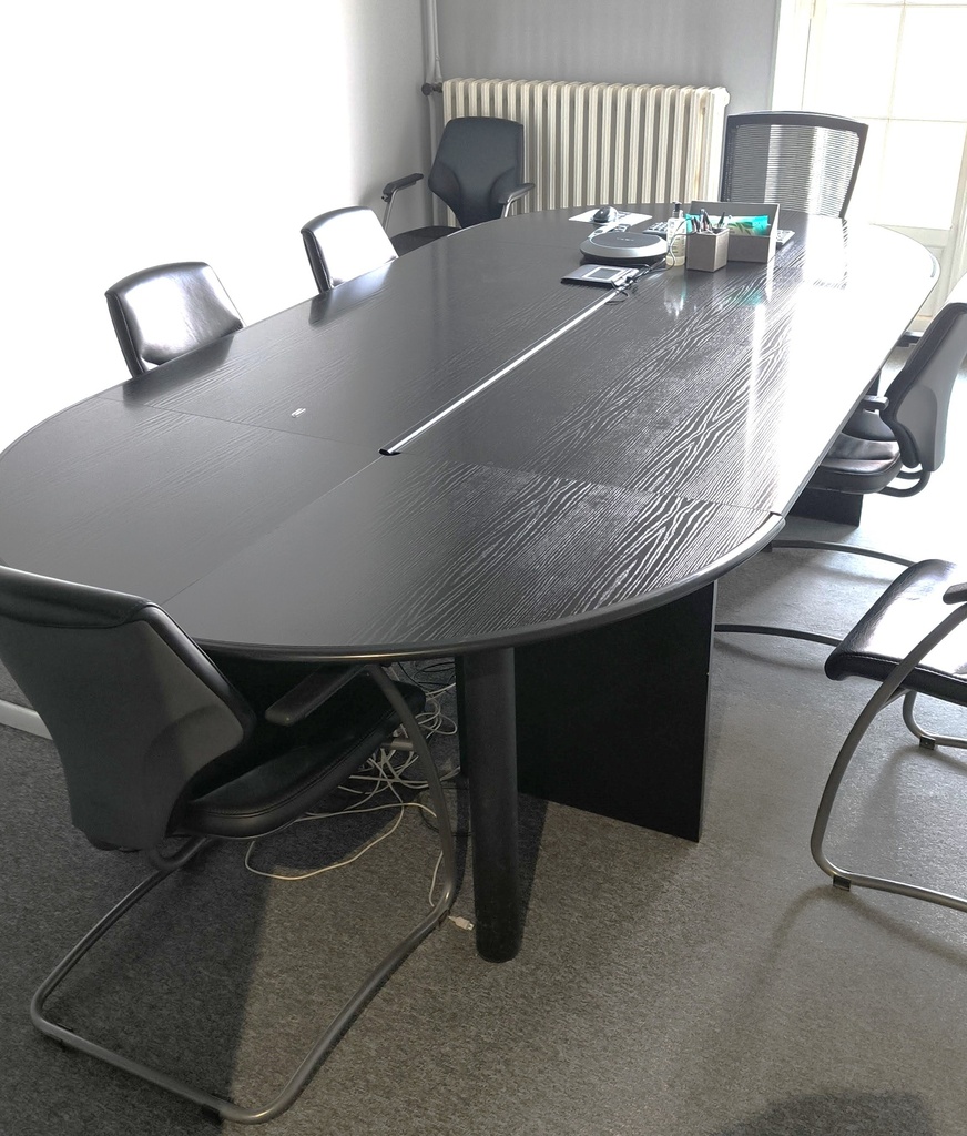 Grande table de réunion noire