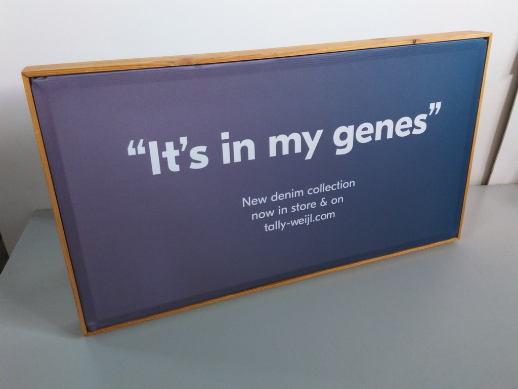 Cadre toile tendue" It's m'y genes".